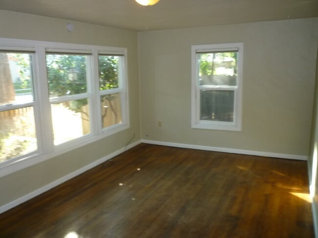 Building Photo - Cute 2 Bed 2 Bath!