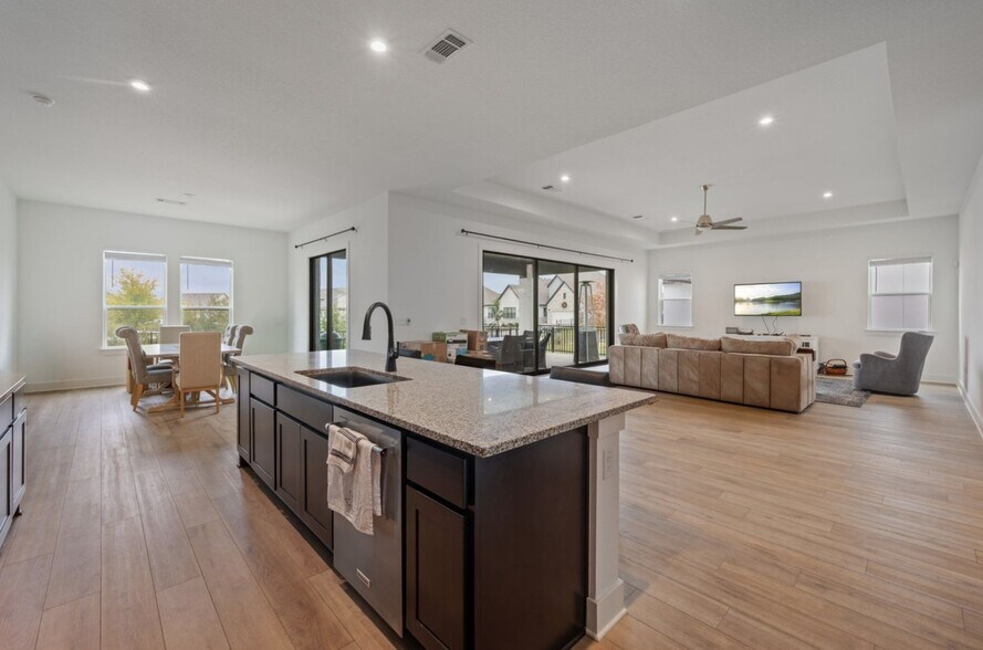 Building Photo - 616 Hallwood Dr