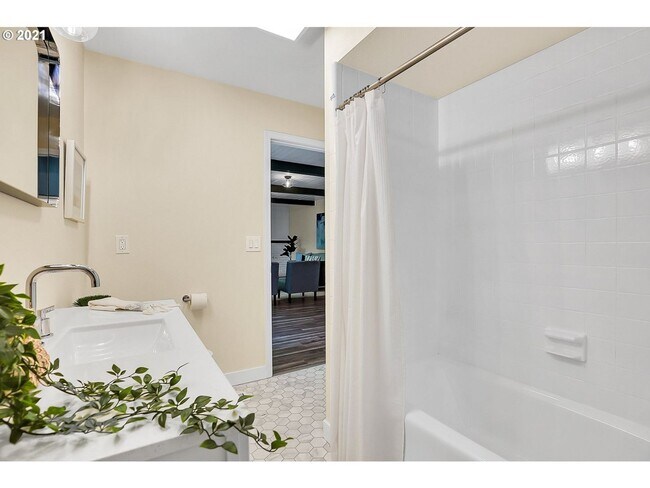 Building Photo - Beautiful 3-bdr/2-bath ranch in Argay Terrace—2 living areas, 2-car garage, & large, fenced yard!