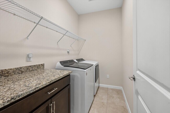 Building Photo - 16280 Oakview Dr