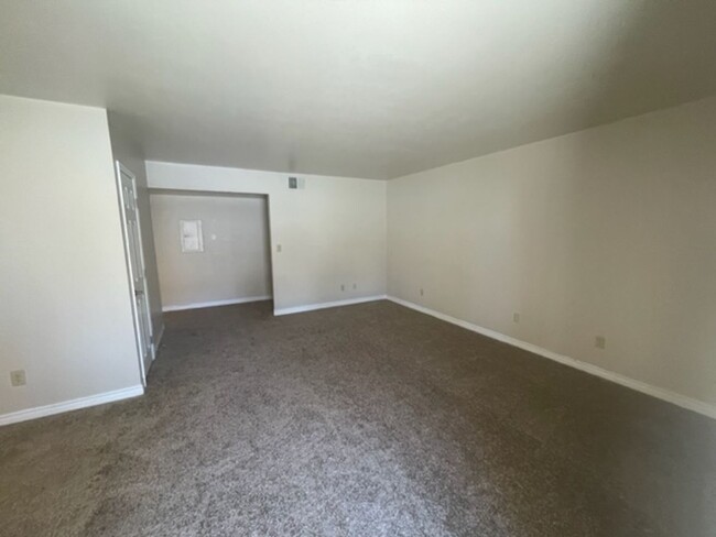 Building Photo - Great 2 Bedroom Unit Centrally Located in ...