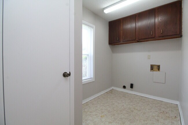 Building Photo - Spacious Bellview 2BR/1.5BA Duplex with Large New Front Deck, Fenced Backyard & Covered 2-Car Car...