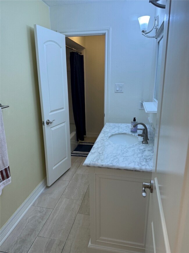 Building Photo - 2206 Hickory Lawn Dr