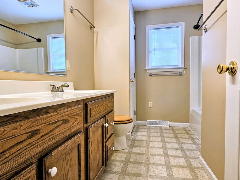 Building Photo - 42 Beverly Dr