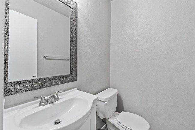 Building Photo - 580 Plaza Ct