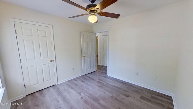 Building Photo - 4240 Sunglow Dr