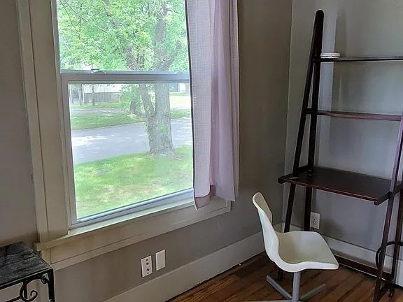Building Photo - "Spacious 5-Bedroom Retreat with Fireplace Charm on S Broadway!"