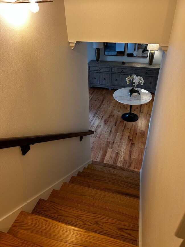 Building Photo - UNFURNISHED Beautiful Large Home Available Now on North Walnut in Fayetteville !!