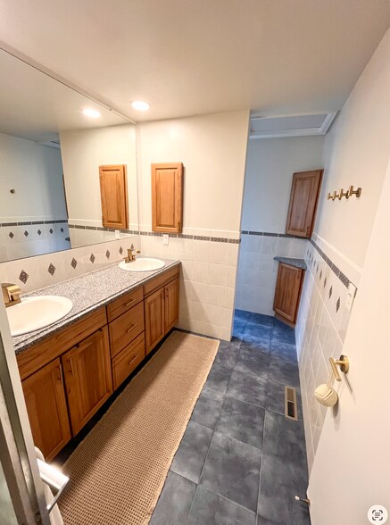 Building Photo - 12521 E Cornell Cir
