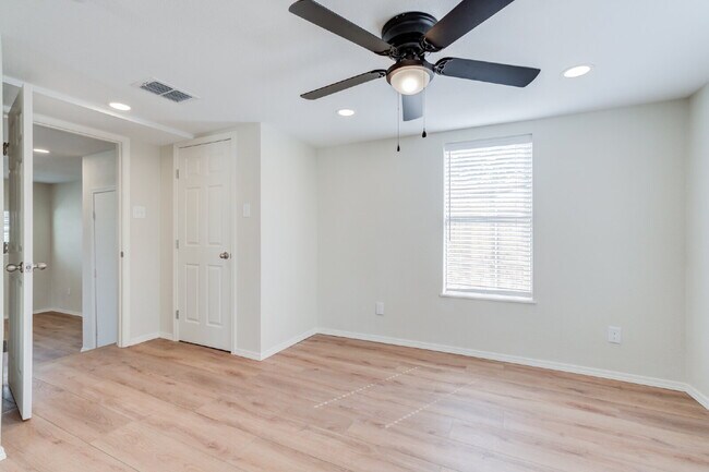 Building Photo - Charming & Private Fully Remodeled Studio Backhouse!