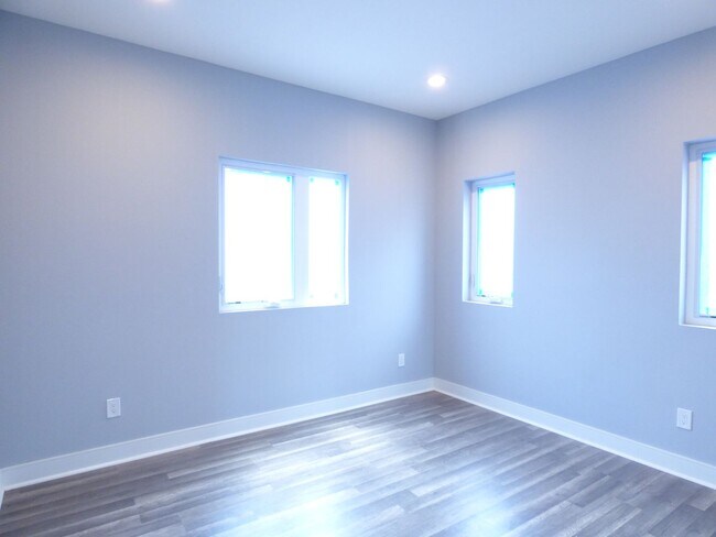 Building Photo - 1923 Holly Dr