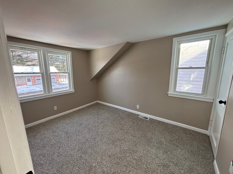 Building Photo - 311 Main St