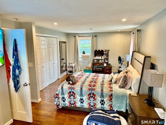 Building Photo - 15 Edwards St