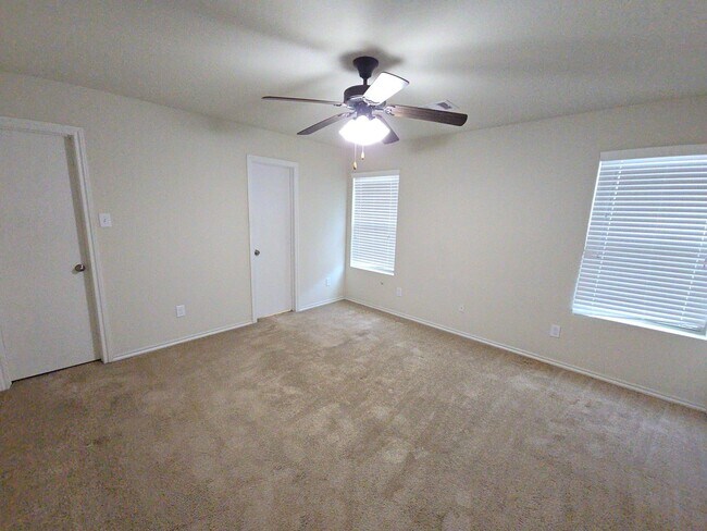 Building Photo - 810 Lightningbug Ln