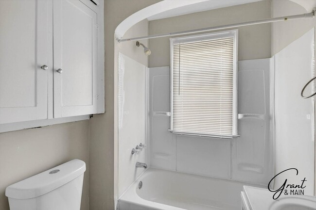 Building Photo - $1300 3 bedroom bungalow