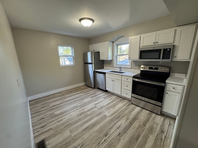 Building Photo - 3 Bed, 1 Bath House in Award Winning Webst...
