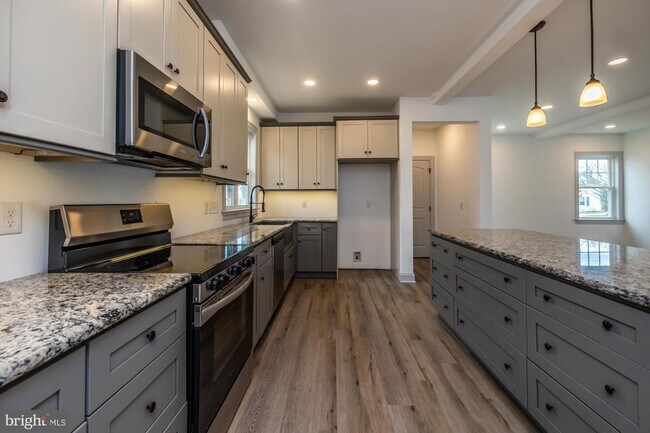 Building Photo - 411 James St