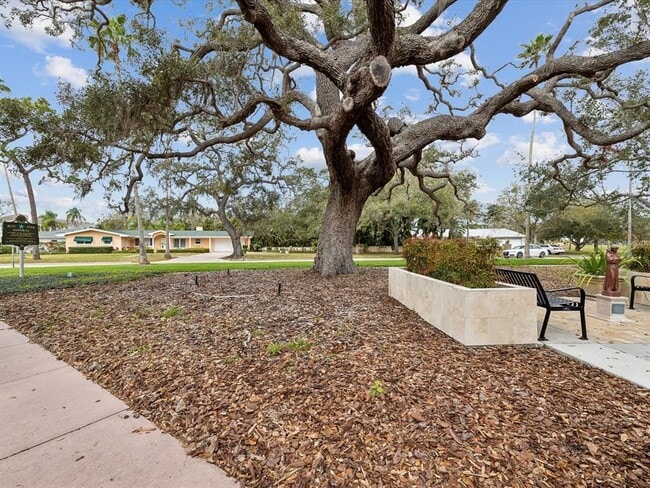 Building Photo - 605 Gardenia St