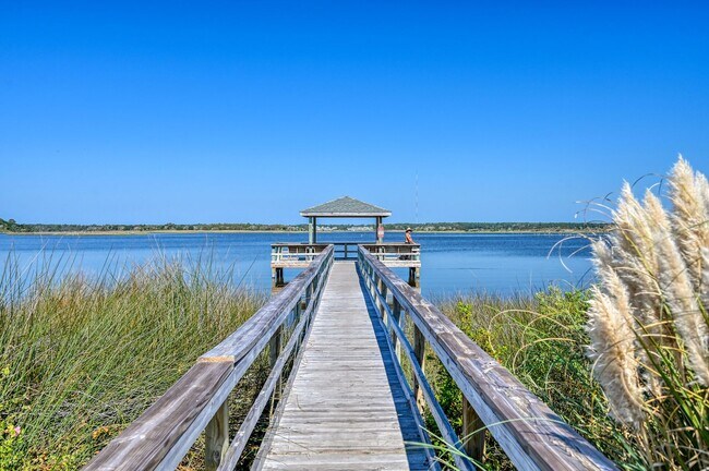 Building Photo - GORGEOUS FURNISHED OFF-SEASON RENTAL AVAIL...