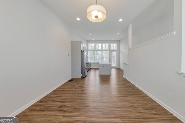 Building Photo - 910 Brees Ct