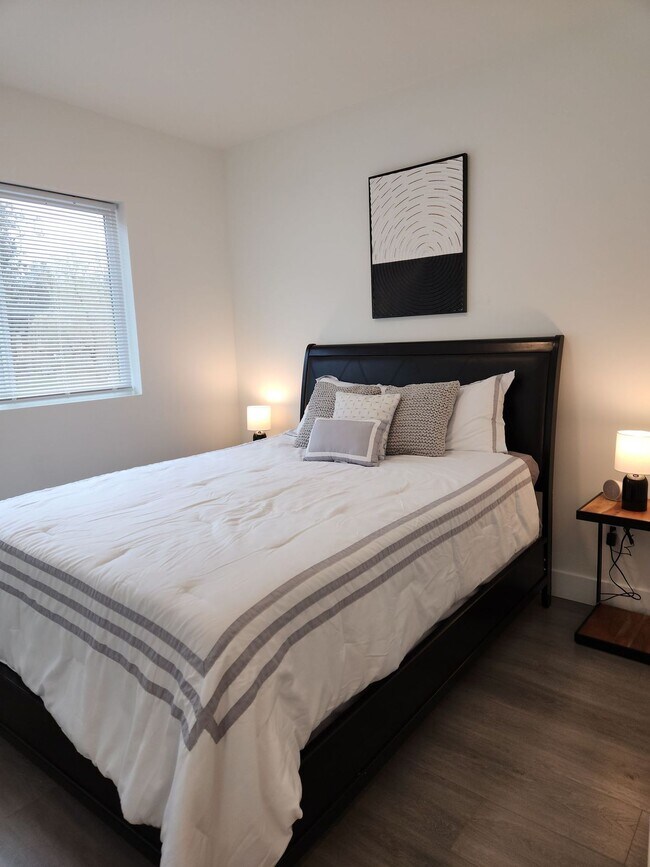 Building Photo - BRAND NEW MODERN LIVING!! HUGE 4 Bed 2.5 Bath Duplex with over 2350+ Sq. Feet.