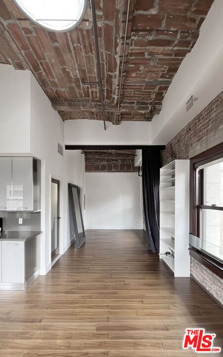 Building Photo - 460 S Spring St