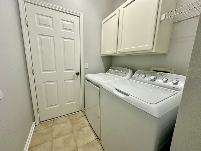 Building Photo - Outstanding Two Bedroom Home in Sun City!