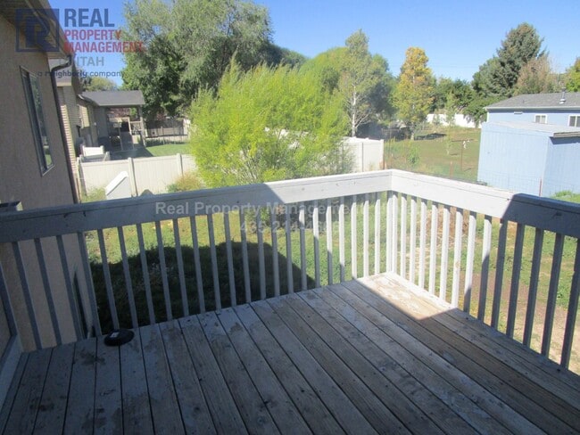 Building Photo - Beautiful 6 bedroom, 3 Bath, 3 Car Garage ...