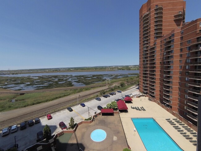 Building Photo - 1434 Harmon Cove Tower
