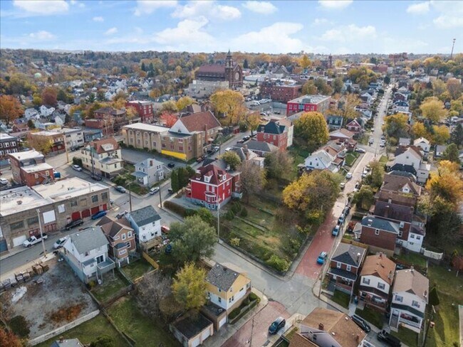 Building Photo - Updated 2 Bed, 1.5 Bath Home in Carrick For Rent – Move-In Ready