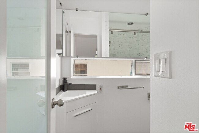 Building Photo - 1015 Marine St