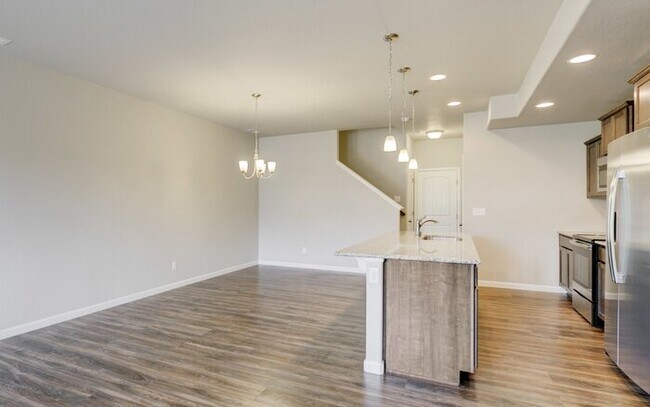 Building Photo - Newer Townhome | Mins to Base | Pool + Gym...