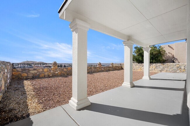 Building Photo - Stunning 4 bedroom, 2.5 bath home in West ...