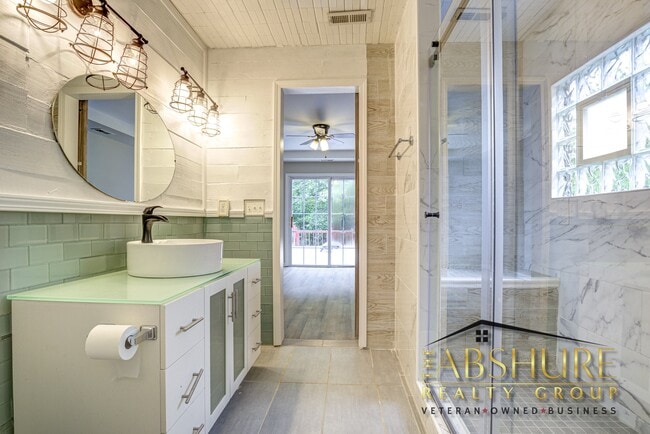 Building Photo - 852 Willow Bay Dr