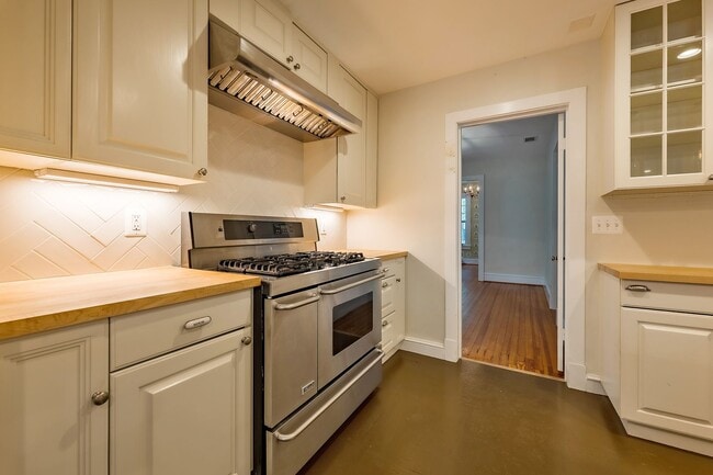 Building Photo - Classic Chevy Chase Charm in NW DC Availab...
