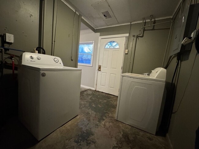 Building Photo - Modern 3Bedroom 1 Bath One-Level Home