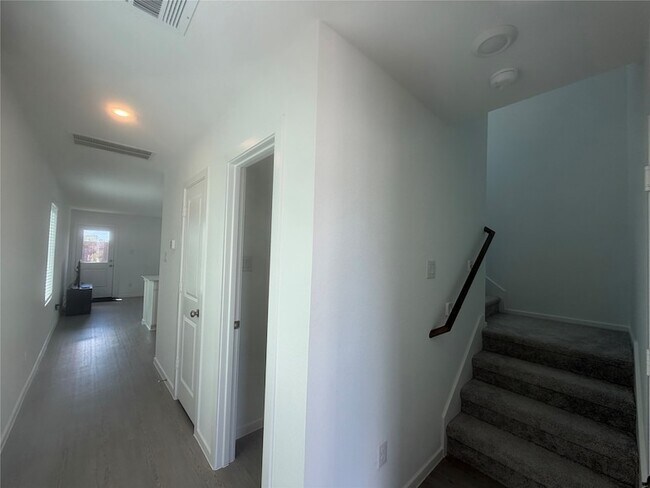 Building Photo - 930 Pertuso Ln