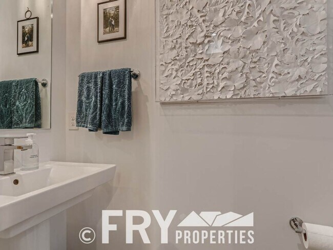 Building Photo - Beautiful townhome in the Sloans Lake Neighborhood.