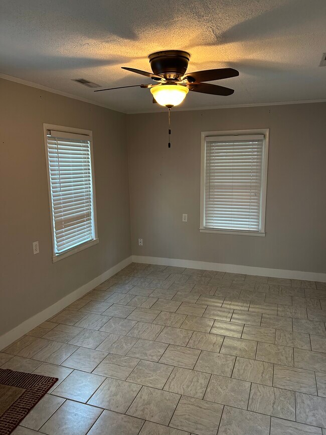 Building Photo - 661 Adluh St