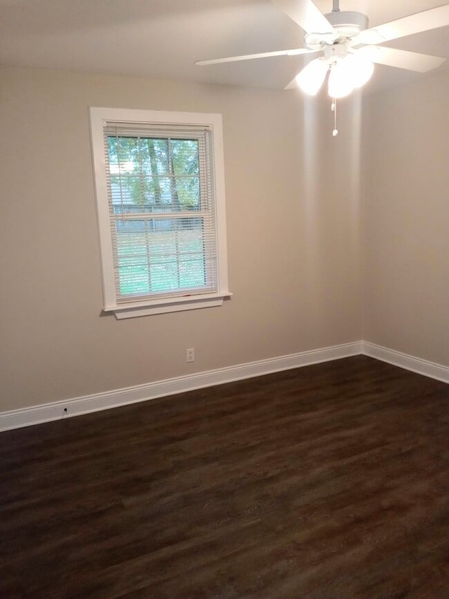Building Photo - 407 Roselawn Dr