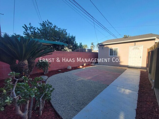 Primary Photo - 1039 E Ridgewood St