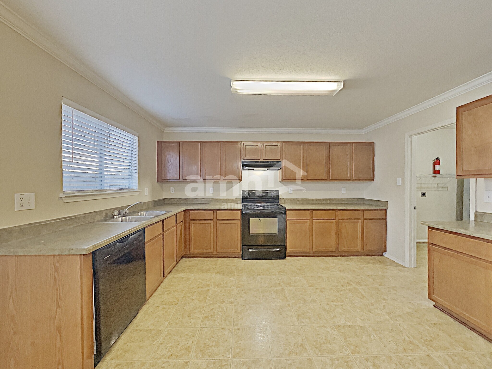 Building Photo - 5839 Sherbrooke Oak