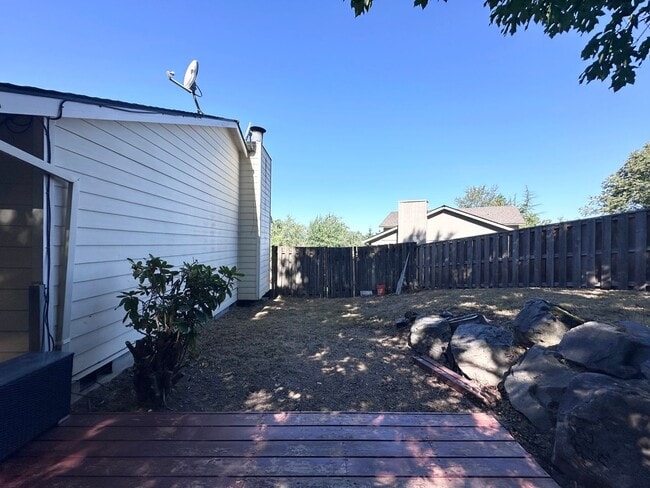 Building Photo - 3 Bed 2.5 Bath 3 Level Home w/ Furnished B...