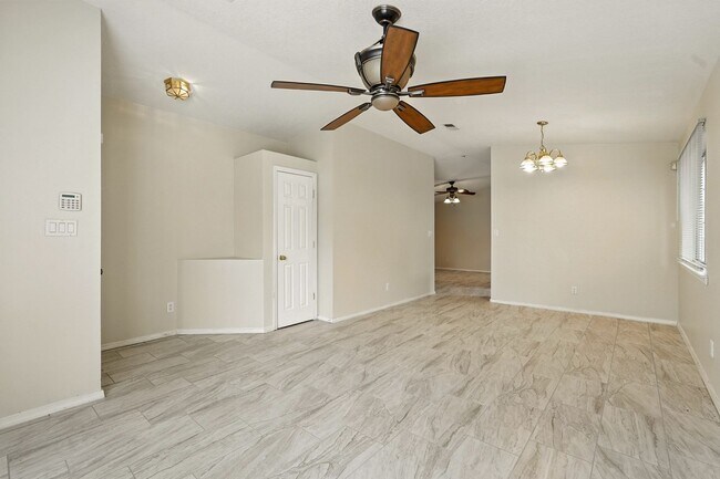 Building Photo - For Rent | 3 Bed / 2 Bath | 2 Car Garage |...