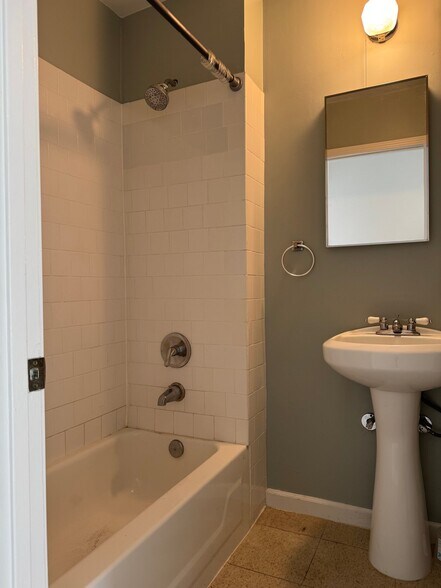 Building Photo - 2028 W Pacific Ave