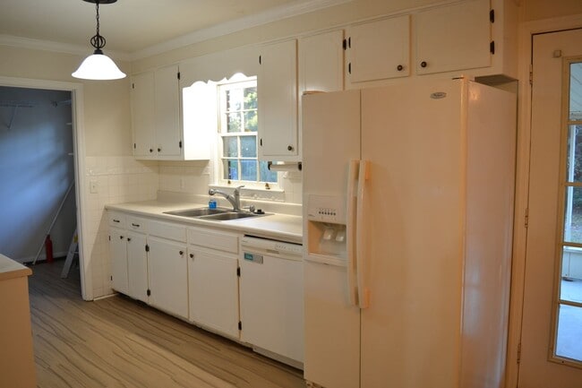 Building Photo - 222 Mary St