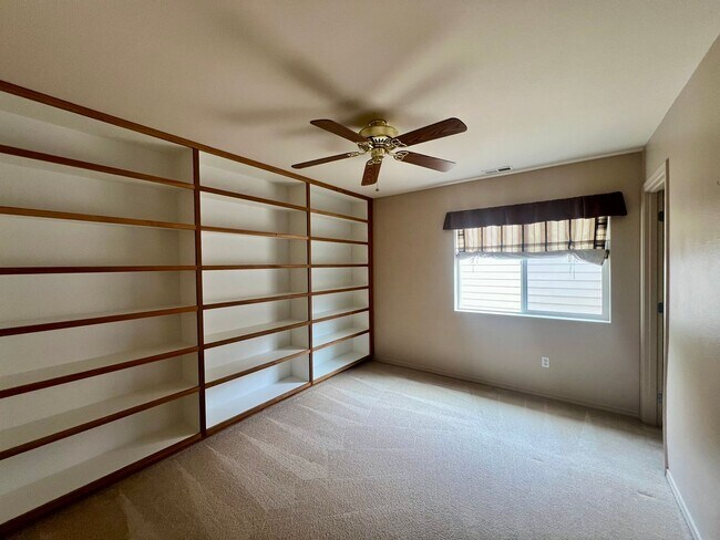 Building Photo - Hawk's Prairie 3BD + Bonus Area
