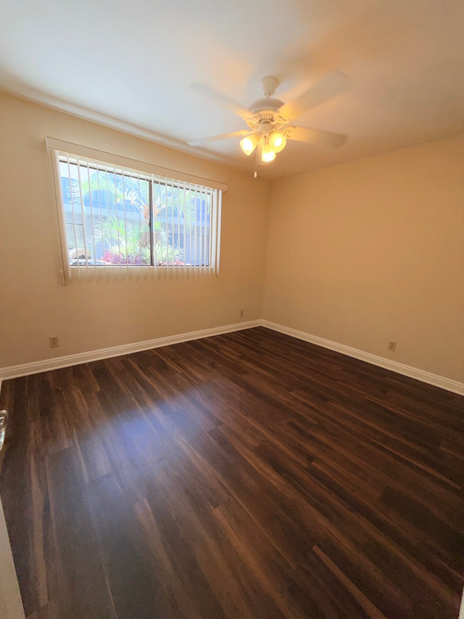 Building Photo - 515 E Elmwood Ave