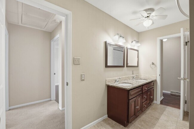 Building Photo - Stunning 3 Bedroom Townhome !