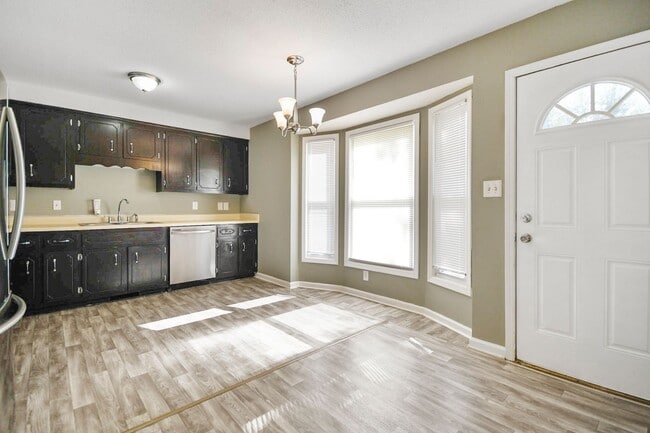 Building Photo - Updated Three Bedroom!